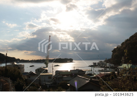 西伊豆の空と海夕暮れの光景とシルエット 101943625