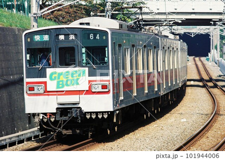横浜へ向けていずみ野線をゆく相模鉄道新7000系 101944006