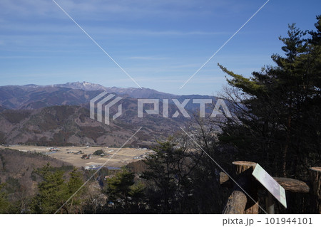 群馬県桐生市黒保根町　荒神山　山頂付近の展望台から見る袈裟丸山　2023年1月13日 101944101