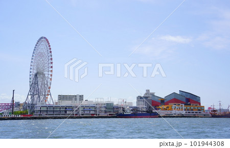 天保山大観覧車と海遊館(大阪市港区) 天保山大観覧車と海遊館(大阪市港区) 101944308