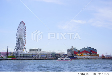 天保山大観覧車と海遊館(大阪市港区) 天保山大観覧車と海遊館(大阪市港区) 101944309