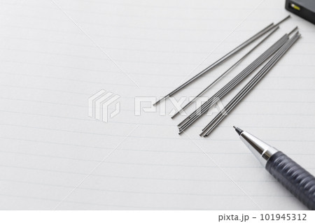 ノートの上のシャープペンシルと芯 101945312