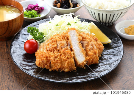 食卓のトンカツ定食 101946380