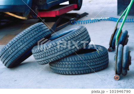Service for the repair and replacement of a car wheel at a tire station 101946790