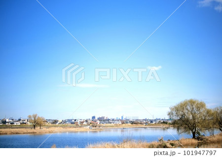 【川崎市】穏やかな多摩川と郊外の東京の風景 101947797