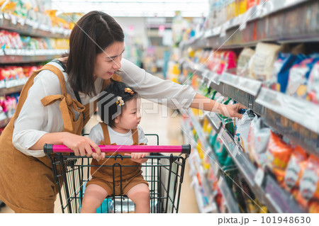 Asian mother and her daughter buying food at huge supermarket , Baby sit in trolley, Family shopping concept. 101948630