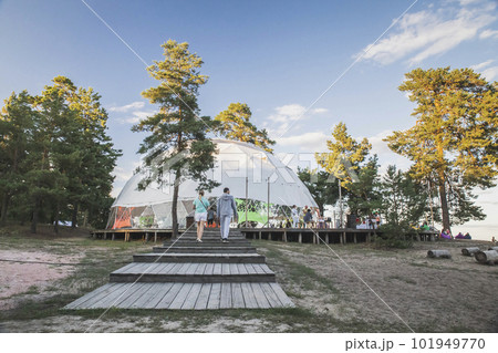 Cafe under a large round tent on the banks of the Dnieper River 101949770