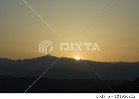 北杜市白州町、赤味掛かった黄色の空に昇る太陽 北杜市白州町、赤味掛かった黄色の空に昇る太陽 101950312