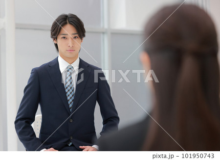 就活_面接試験を受ける緊張気味の男性_1 101950743