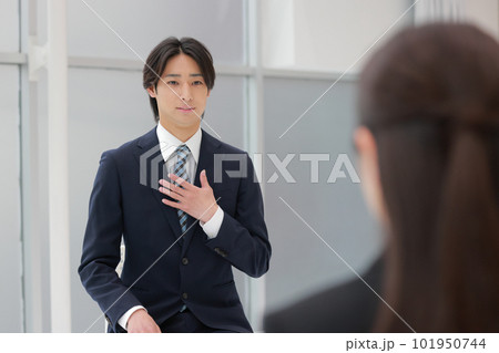 就活_面接_緊張しながら自己PRする男性_1 101950744