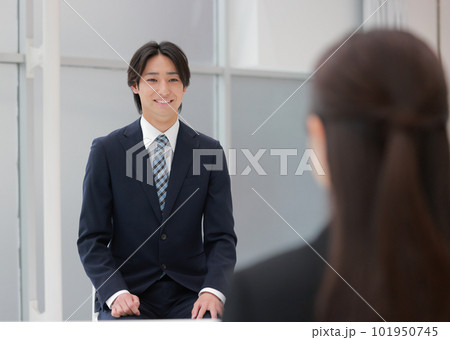 就活_面接_緊張しつつ笑顔を見せようとする男性_1 101950745