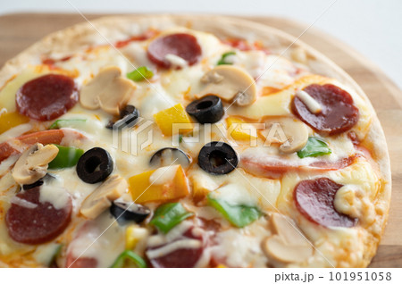 生地が薄いのが特徴ミラノ風ピザ 生地が薄いのが特徴ミラノ風ピザ 101951058