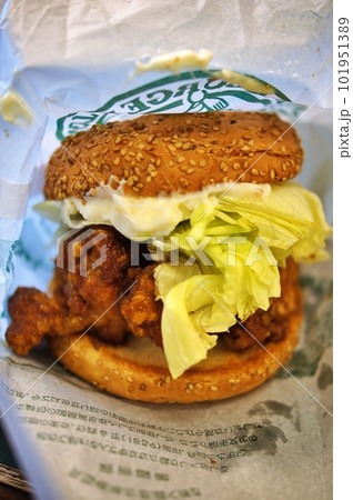 チャイニーズチキンバーガー(函館ラッキーピエロ) チャイニーズチキンバーガー(函館ラッキーピエロ) 101951389