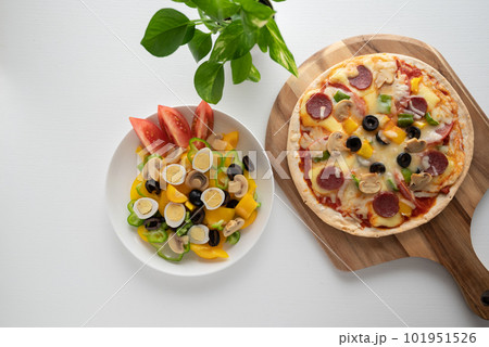 生地が薄いのが特徴ミラノ風ピザとパプリカサラダ 生地が薄いのが特徴ミラノ風ピザとパプリカサラダ 101951526