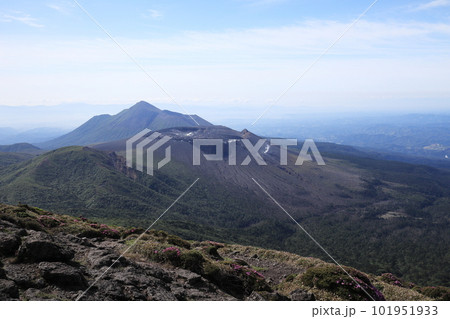 美しく神秘的な高千穂峰と新燃岳の景色 美しく神秘的な高千穂峰と新燃岳の景色 101951933