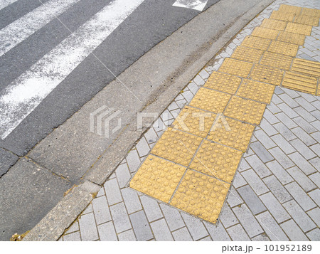 横断歩道の手前の点字ブロック。 101952189