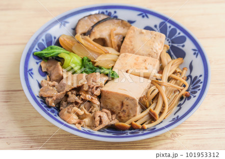豚肉のすき焼き風煮込み 豚肉のすき焼き風煮込み 101953312