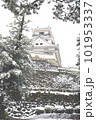 雪の積もった高知城 101953337