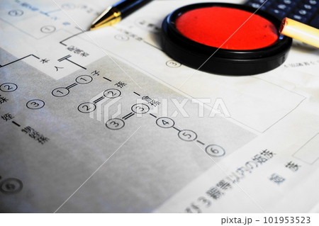 等親図の上に置かれた印鑑とペン、相続イメージ 101953523