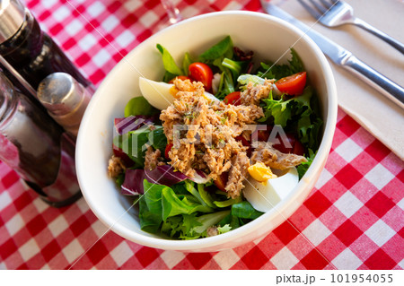 Salad with eggs, tuna and cherry tomatoes 101954055