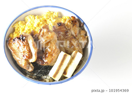 そぼろ玉子と焼き葱と刻み海苔も一緒に乗ってる熱々の照り焼きチキン丼を白背景で俯瞰撮影 そぼろ玉子と焼き葱と刻み海苔も一緒に乗ってる熱々の照り焼きチキン丼を白背景で俯瞰撮影 101954369