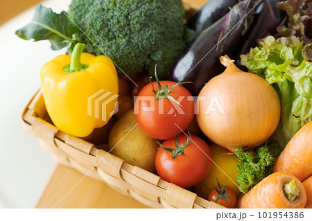 野菜がたくさん入ったカゴの写真 野菜がたくさん入ったカゴの写真 101954386