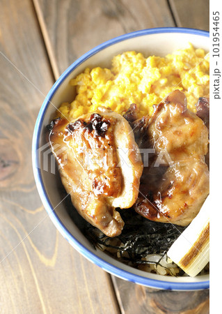 そぼろ玉子と焼き葱と刻み海苔と焼き鳥の熱々照り焼き丼を俯瞰で撮影 そぼろ玉子と焼き葱と刻み海苔と焼き鳥の熱々照り焼き丼を俯瞰で撮影 101954465