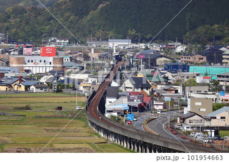 荒瀬山展望台から眺める宿毛駅近郊の街並み 101954663