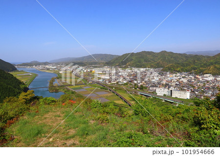荒瀬山展望台から眺める宿毛駅と東宿毛駅近郊の街並み 101954666