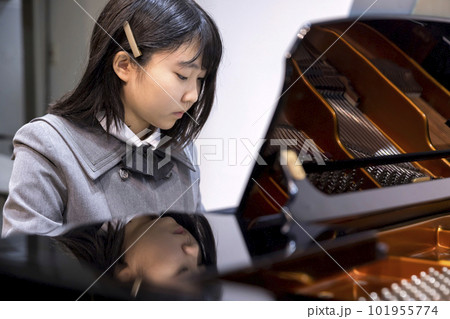 ピアノを演奏する中学生 6年生 ピアノを演奏する中学生 6年生 101955774