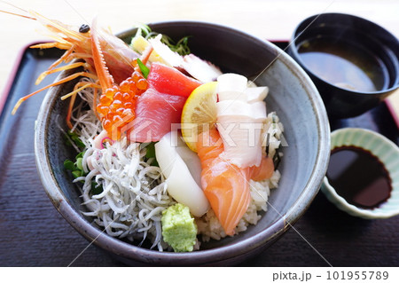 海鮮丼ぶり　和食 101955789