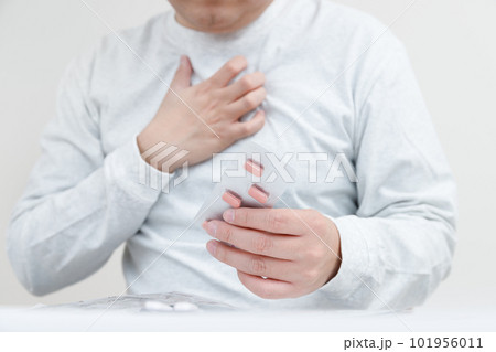 薬を持って苦しんでいる男性。薬物の健康被害や病気 薬を持って苦しんでいる男性。薬物の健康被害や病気 101956011