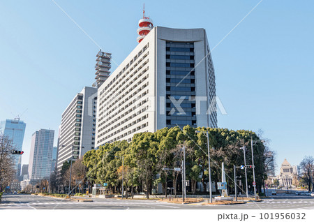 東京都千代田区霞ヶ関　警視庁本部庁舎と周辺の街並み 101956032