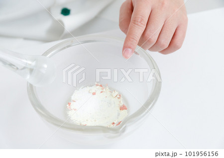 粉砕指示と薬剤師。乳鉢に錠剤があり、乳棒で砕いて目視確認している 101956156