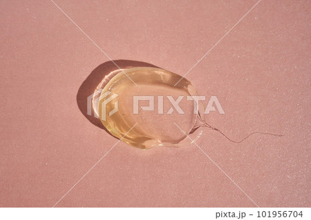 The texture of a yellow transparent gel cosmetic. 101956704