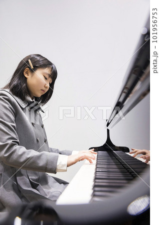 ピアノを演奏する中学生　6年生 101956753