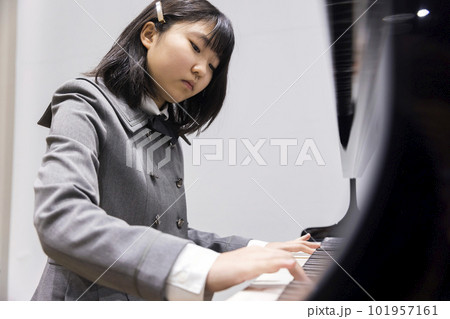 ピアノを演奏する中学生 6年生 ピアノを演奏する中学生 6年生 101957161