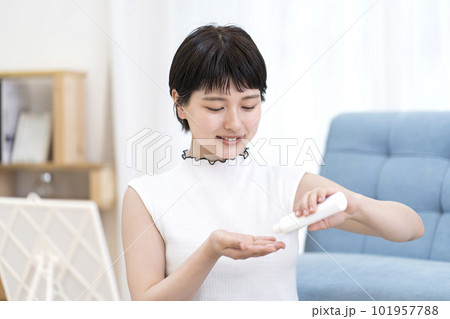 日焼け止めを塗る若い女性 101957788