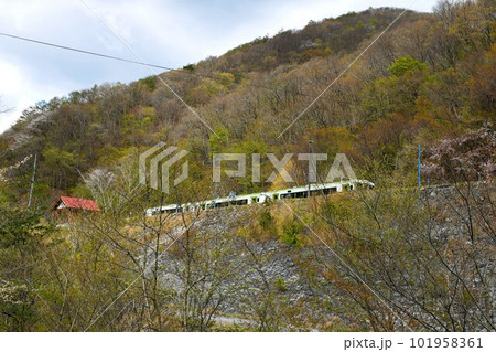【住田町　JR釜石線「上有住駅」に停車する列車】 101958361