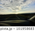 ハワイ島　ワイコロアの街に日がさして迎えてくている 101958683