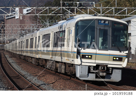 山崎駅に入線する221系12両 101959188