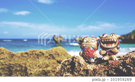 シーサーと海 古宇利島 ハートロック レトロ調フィルター加工 シーサーと海 古宇利島 ハートロック レトロ調フィルター加工 101959269