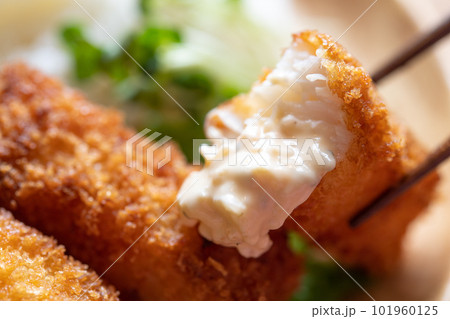 タルタルソースをかけた平目フライ 101960125