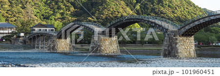 山口県岩国市にある錦帯橋のパノラマ風景 山口県岩国市にある錦帯橋のパノラマ風景 101960451