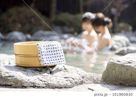 風呂桶とのんびり露天風呂に入る若い女性2人 風呂桶とのんびり露天風呂に入る若い女性2人 101960830