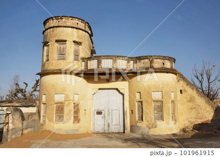 Old haveli in Godu Ka Baas, near Mandawa, Shekhawati, Rajasthan, India 101961915