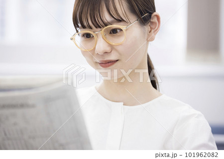 オフィスで新聞を読むビジネスウーマン 101962082