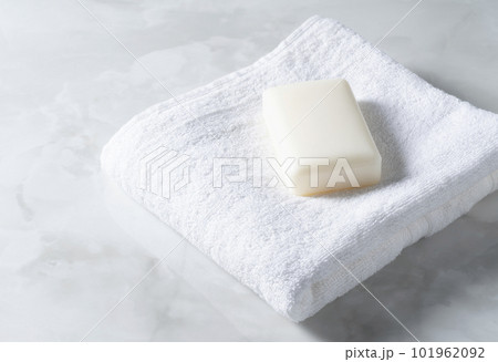 固形石鹸とタオル 101962092