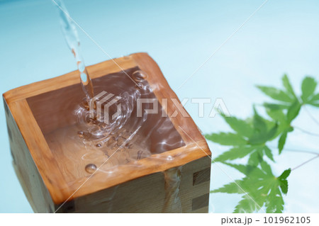 冷酒を注ぐ 101962105