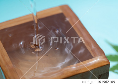 冷酒を注ぐ 101962109